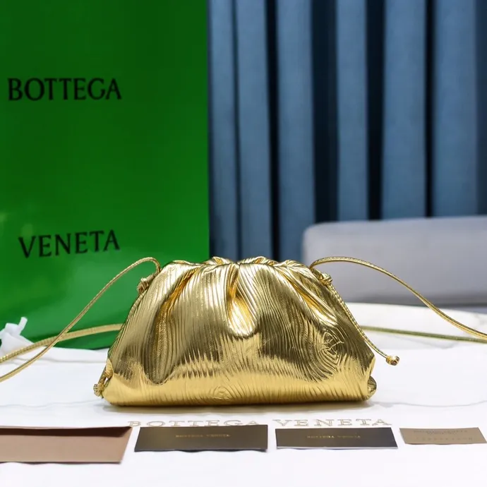 Batch 1260 Real shot👇2020 New colors on Xiaoyunduo Authentic Italian original Bottega Veneta This Pouch clutch bag is one of the first designs created by designer Daniel in BV. It has a simple soft silhouette bag body without any unnecessary decoration. It has a very elegant and high-end texture when you hold it casually in your hand. The more you look at it, the more you will be fascinated by it. Counter quality size: 22*12.7cm (small cloud embossed gold)